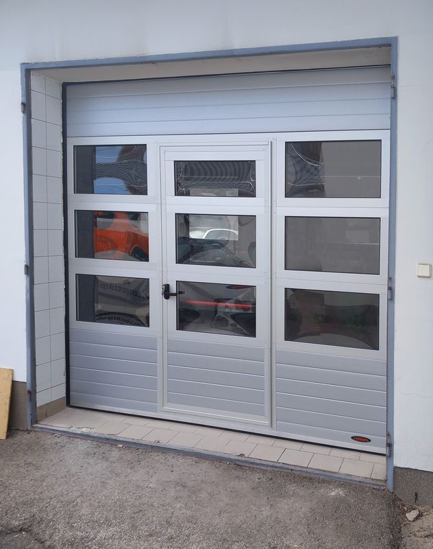 Garage mit einem Sektionaltor und Tür