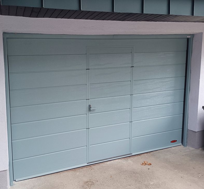 Garage mit einem Sektionaltor und Tür