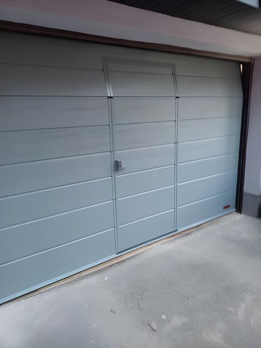 Garage mit einem Sektionaltor und Tür